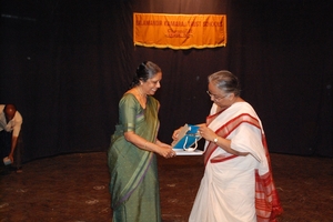 Presenting the 'Bala Mandir Key' to the Chief Guest by Ms.Swathantra Sakthivel