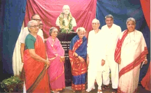 Bharat Ratna M.S.Subbalakshmi unveiling the bust of Manjubhashini in 1997