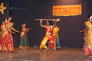 SMHS students performing a dance on the concept of "Ardhanareeshwarar"